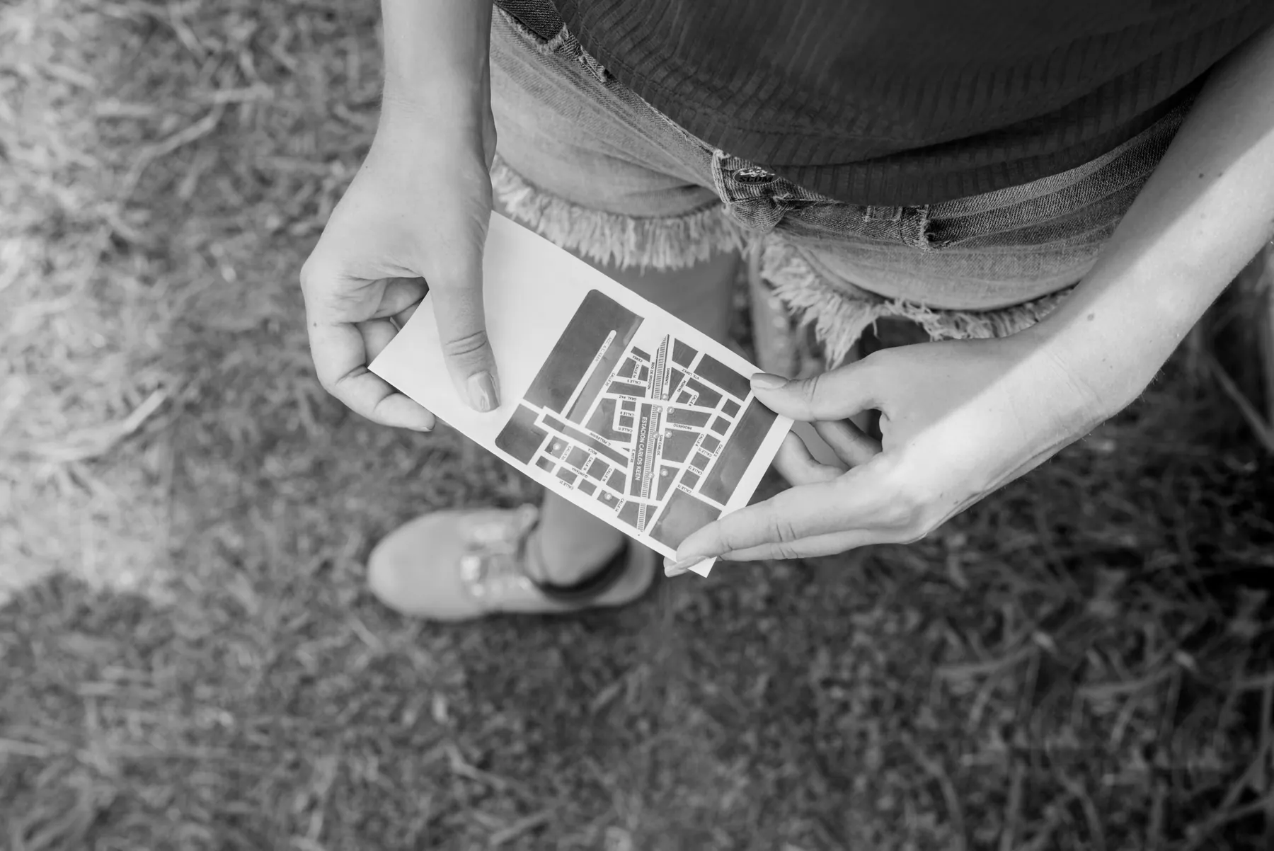 Fotografía ilustrativa de un terreno en blanco y negro; no es una parcela real en venta
