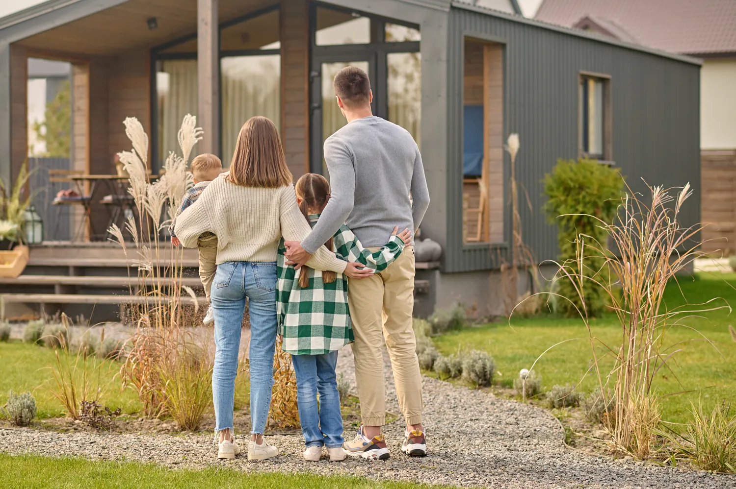 Familia mirando una casa, fotografía ilustrativa